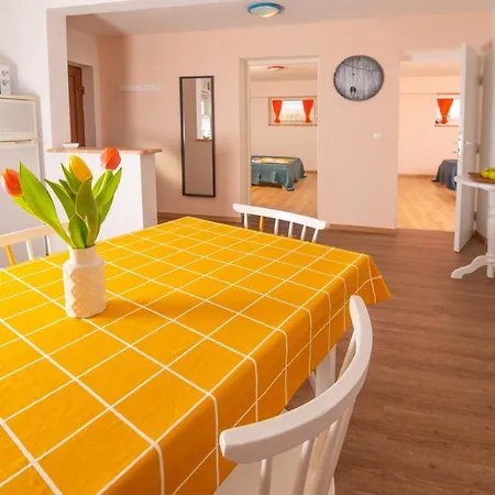 Apartment Lipa With Garden Pula