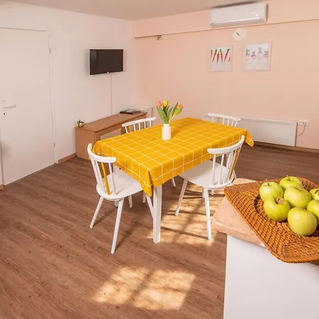 Lipa With Garden Apartment Pula