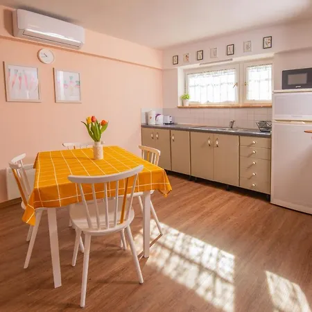Lipa With Garden Apartment