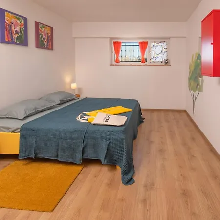 Lipa With Garden Apartment Pula