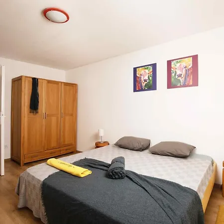 Lipa With Garden Apartment Pula