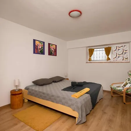Lipa With Garden Apartment