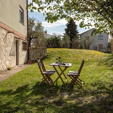 Apartment Lipa With Garden