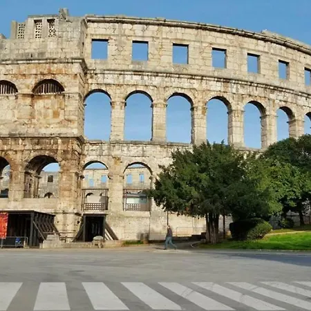 Lipa With Garden Pula